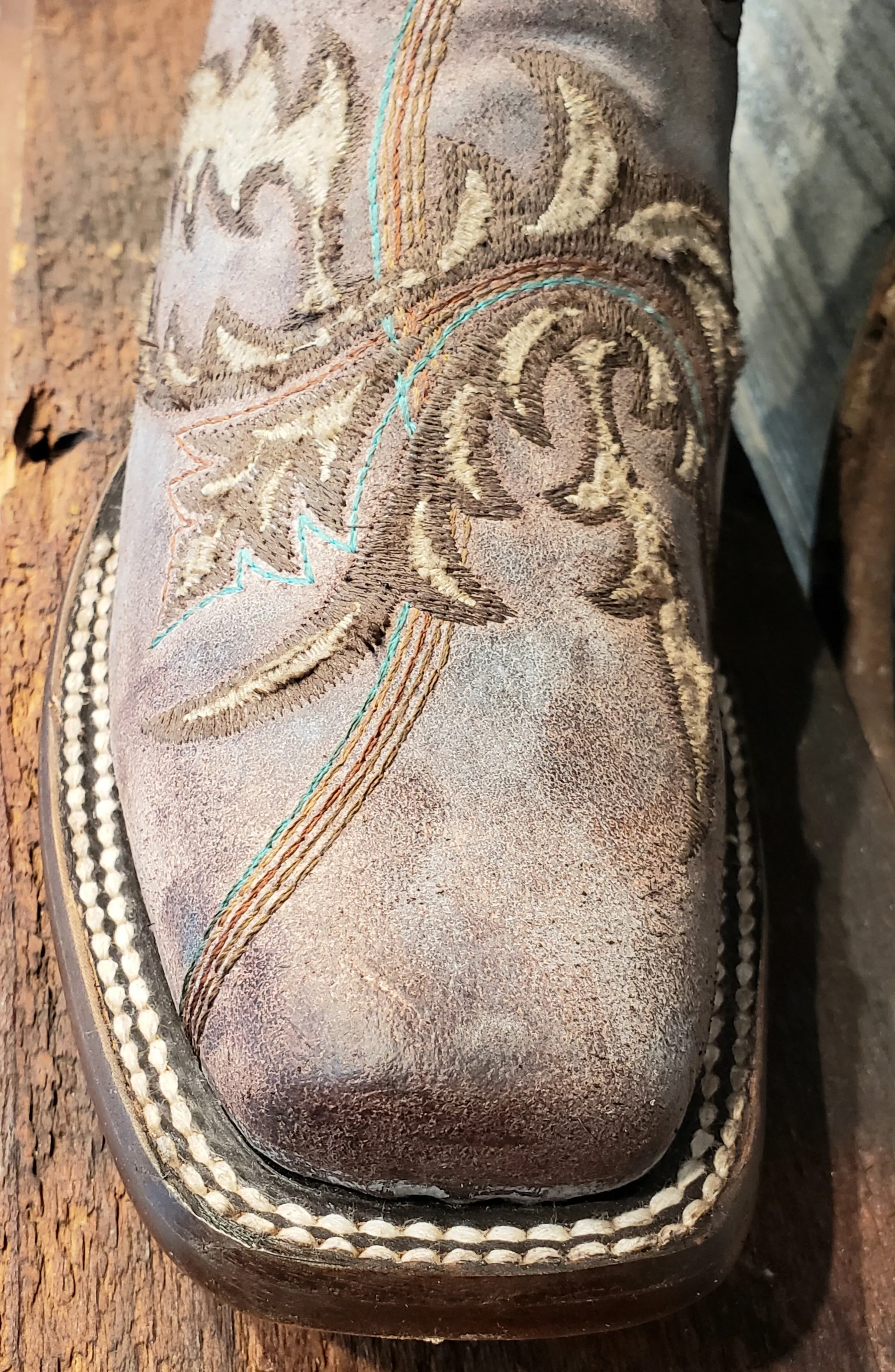 Corral tobacco embroidered square toe C3905