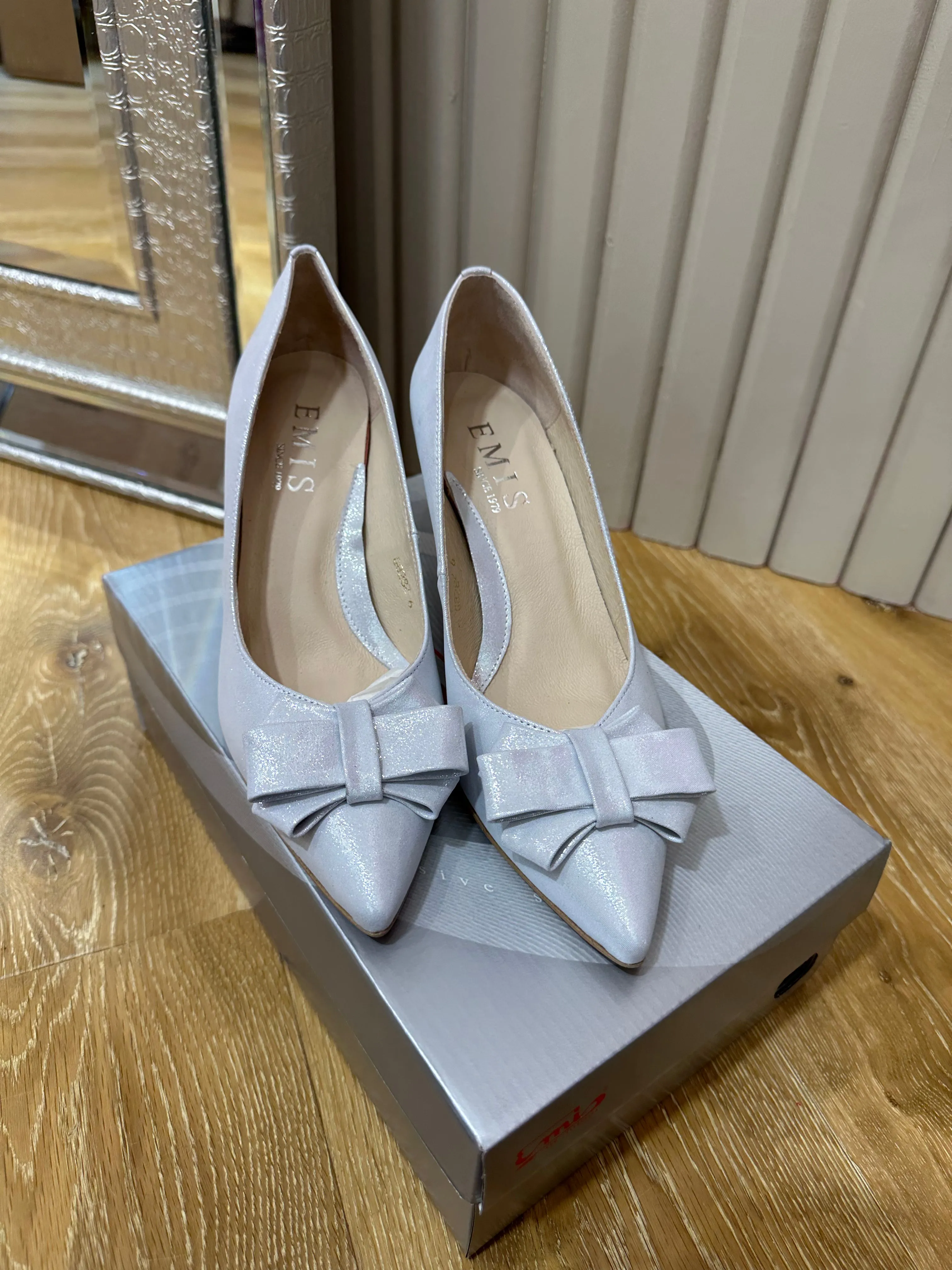 Emis Low Heel Silver Bow Court
